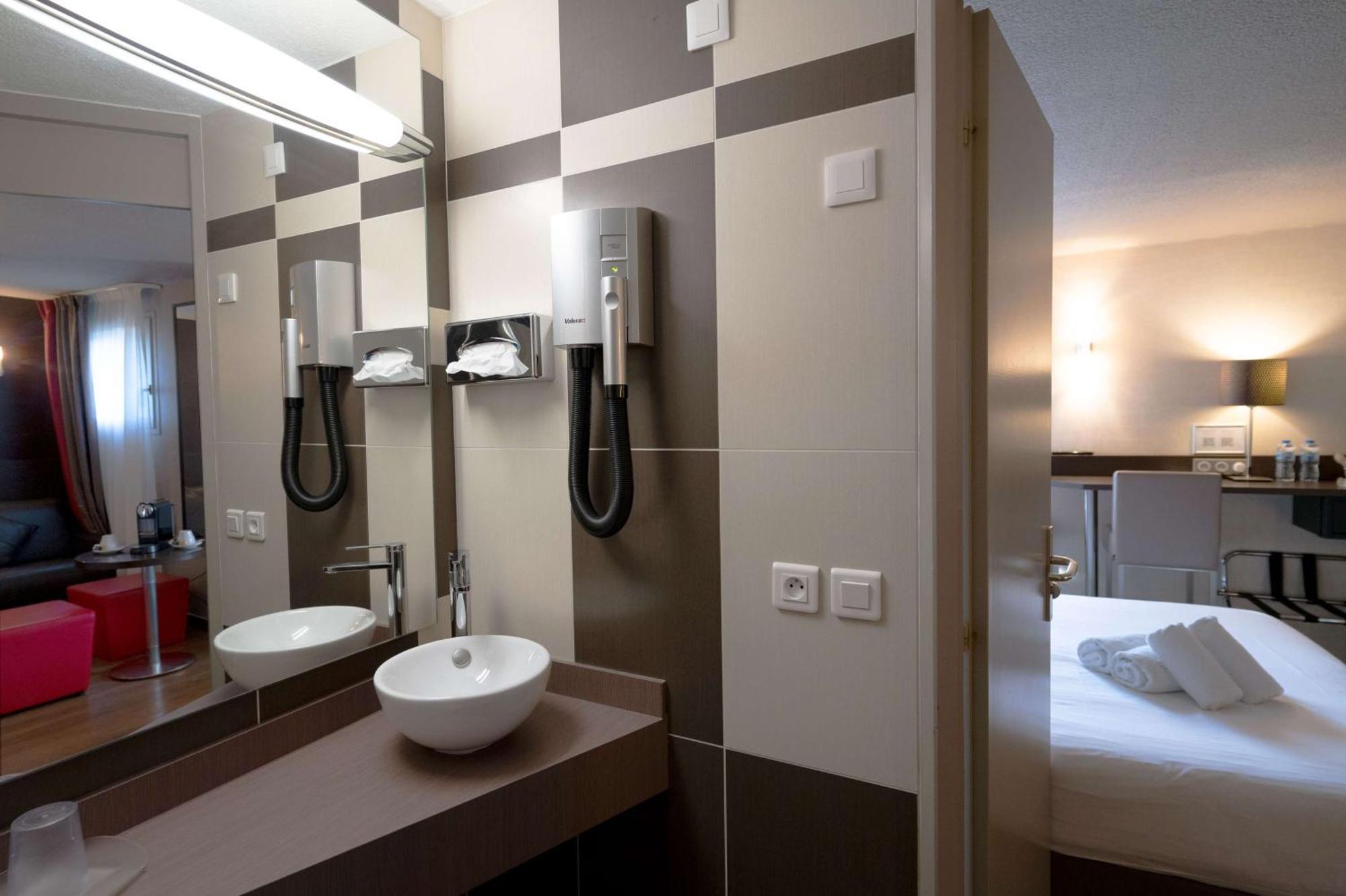 เบสต์ เวสเทิร์น อาเตลิเย 117 Hotel Maubeuge ภายนอก รูปภาพ